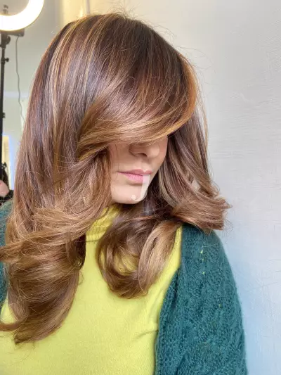 Foto di donna con capelli medi ramato chiaro