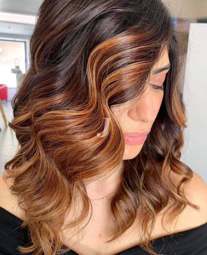 Foto di donna con capelli medi ramato medio