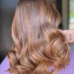 Foto di donna con capelli medi ramato medio