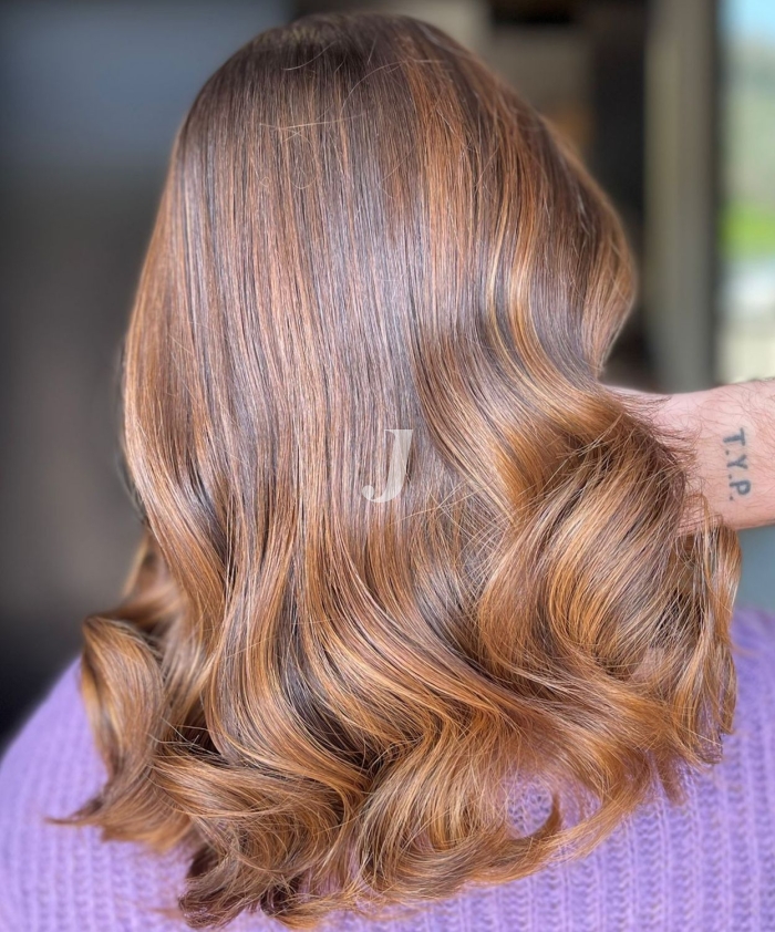 Foto di donna con capelli medi ramato medio