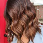 Foto di donna con capelli medi ramato medio