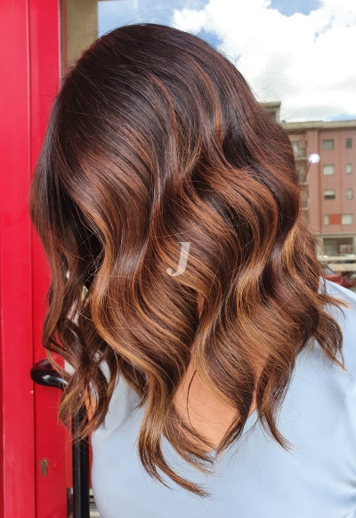 Foto di donna con capelli medi ramato medio