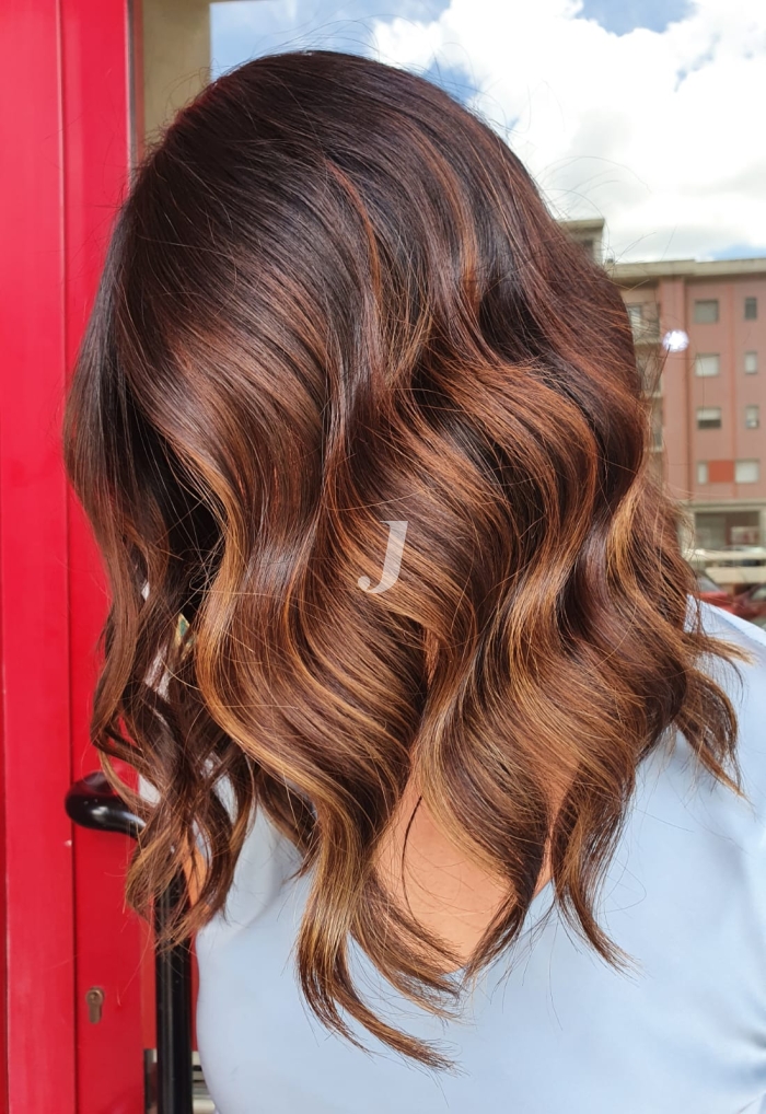 Foto di donna con capelli medi ramato medio