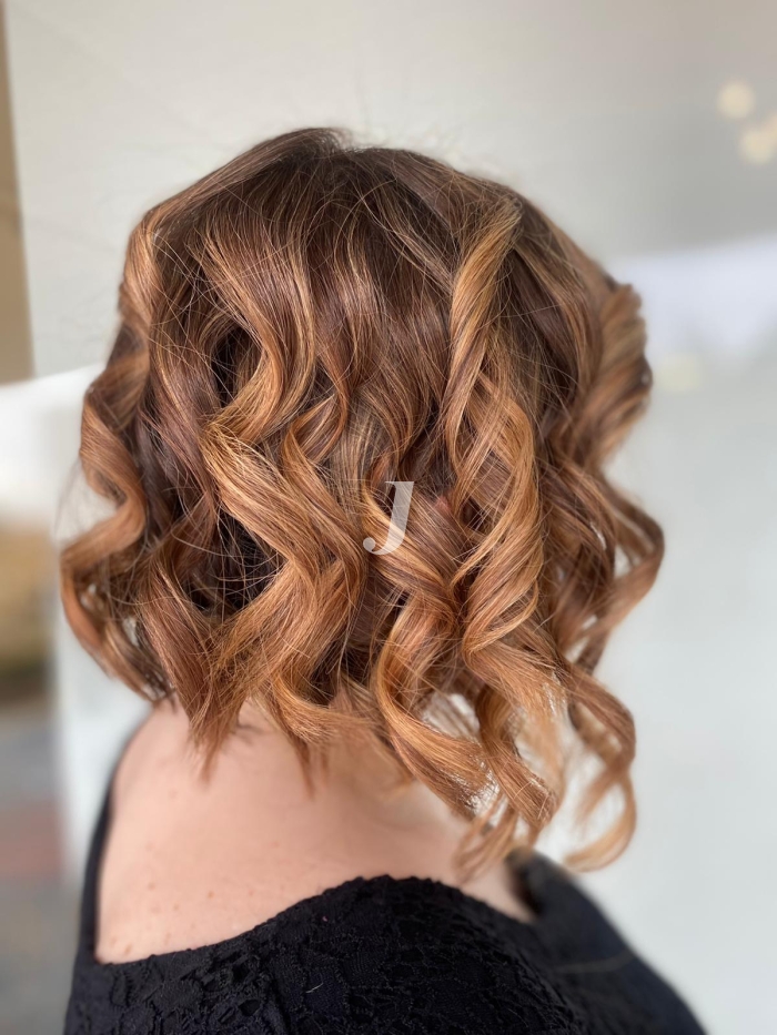 Foto di donna con capelli corti ramato medio