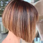 Foto di donna con capelli corti ramato medio