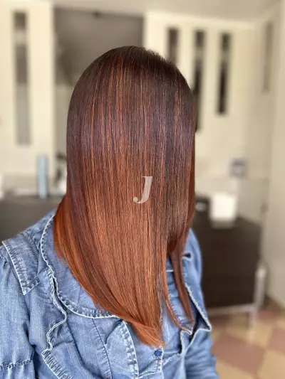 Foto di donna con capelli medi ramato medio