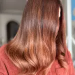 Foto di donna con capelli medi ramato medio