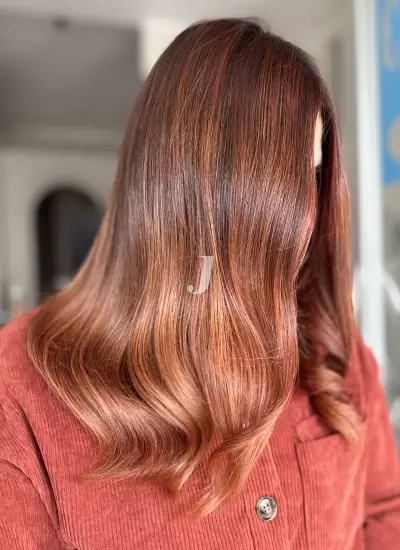 Foto di donna con capelli medi ramato medio