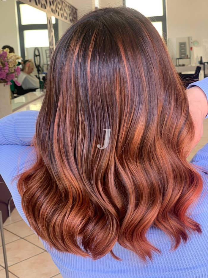 Foto di donna con capelli medi ramato medio