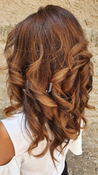 Foto di donna con capelli medi ramato scuro