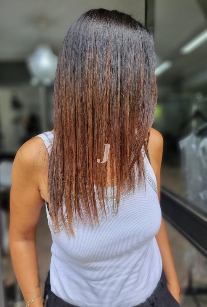 Foto di donna con capelli medi ramato scuro