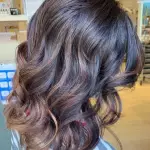 Foto di donna con capelli medi ramato scuro