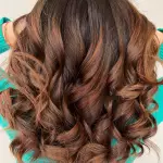 Foto di donna con capelli medi ramato scuro