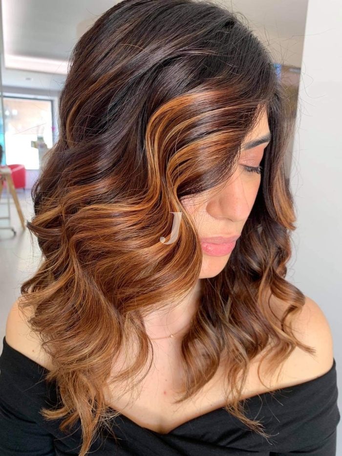 Foto di donna con capelli medi ramato scuro