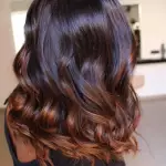 Foto di donna con capelli medi ramato scuro