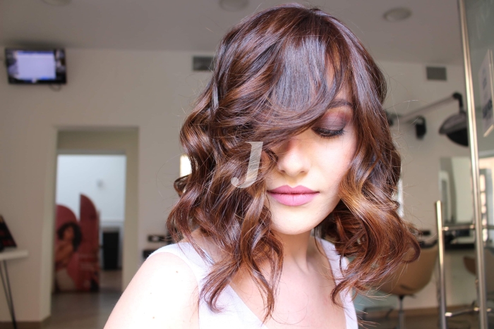 Foto di donna con capelli medi ramato scuro