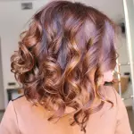 Foto di donna con capelli medi ramato scuro