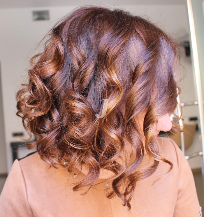 Foto di donna con capelli medi ramato scuro