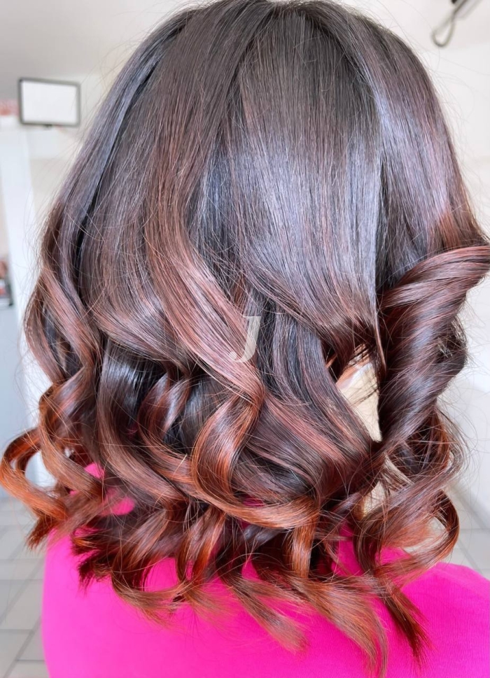 Foto di donna con capelli medi ramato scuro