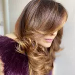 Foto di donna con capelli medi ramato scuro