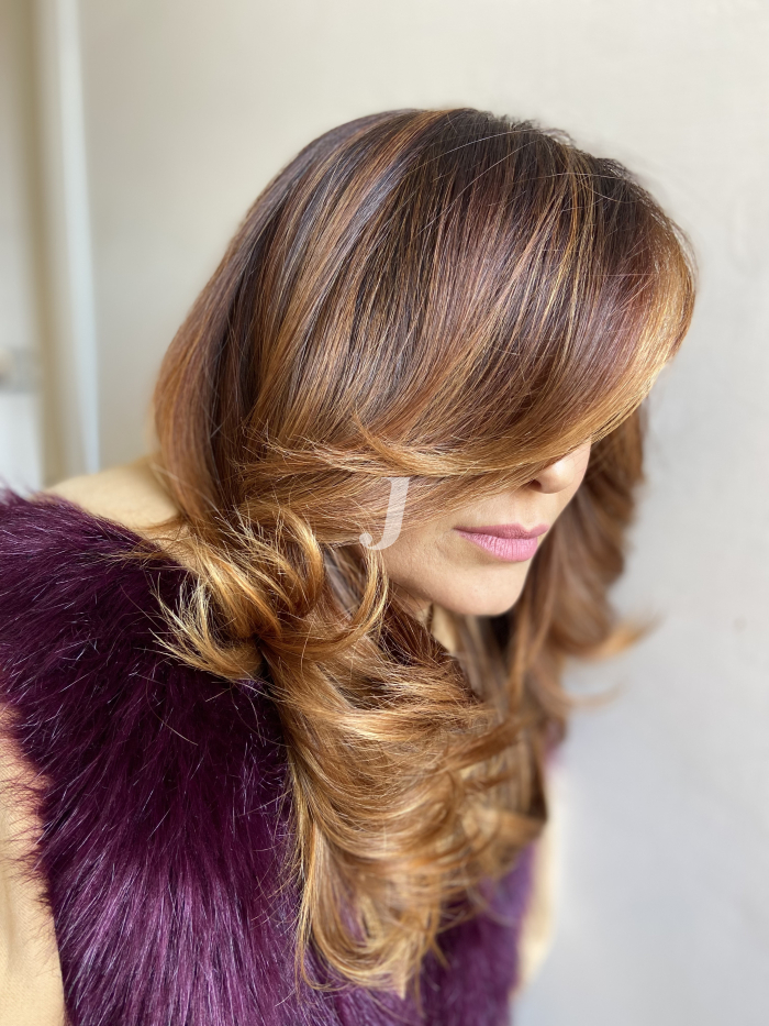 Foto di donna con capelli medi ramato scuro