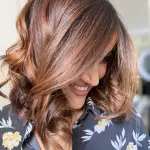 Foto di donna con capelli medi ramato scuro