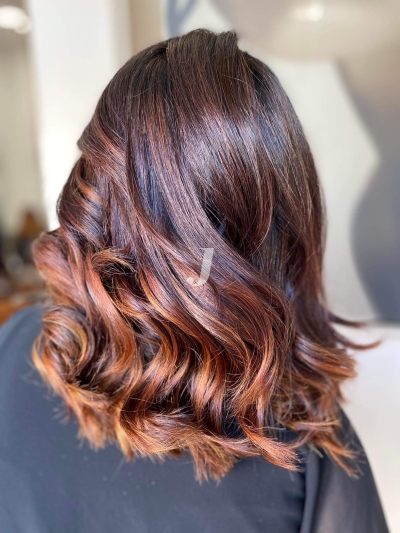 Foto di donna con capelli medi ramato scuro