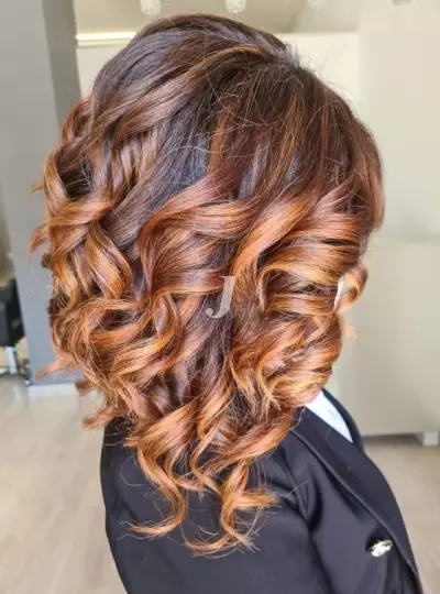 Foto di donna con capelli medi ramato scuro