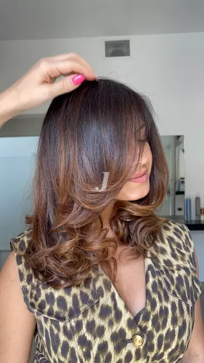 Foto di donna con capelli medi ramato scuro