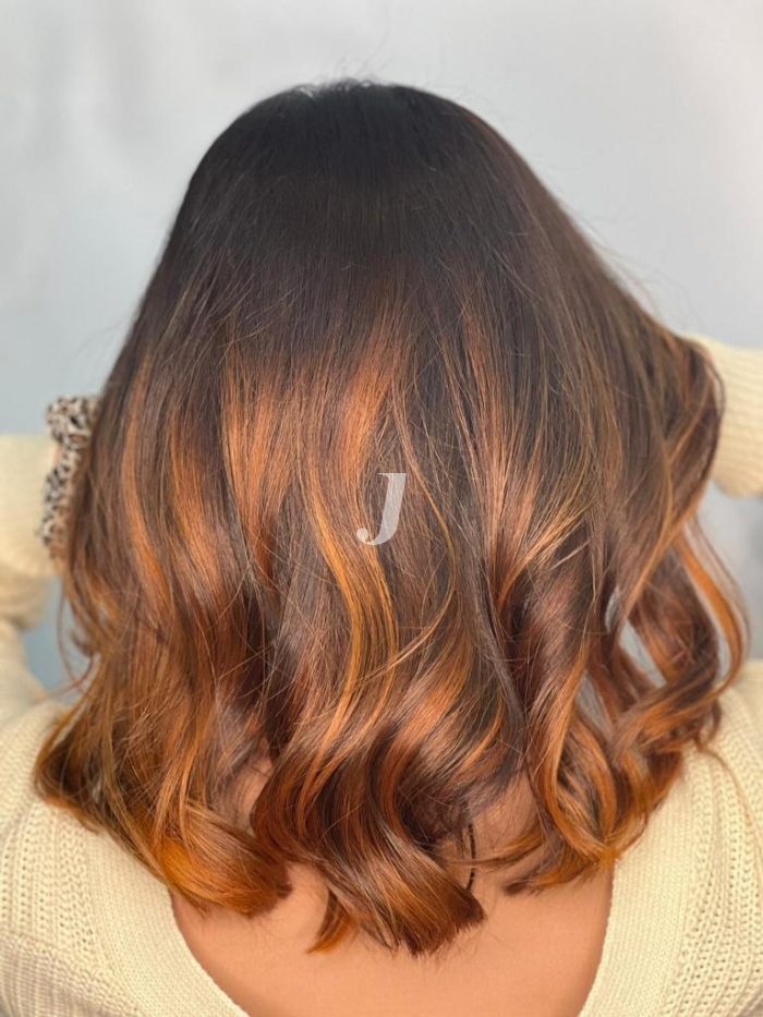 Foto di donna con capelli medi ramato scuro