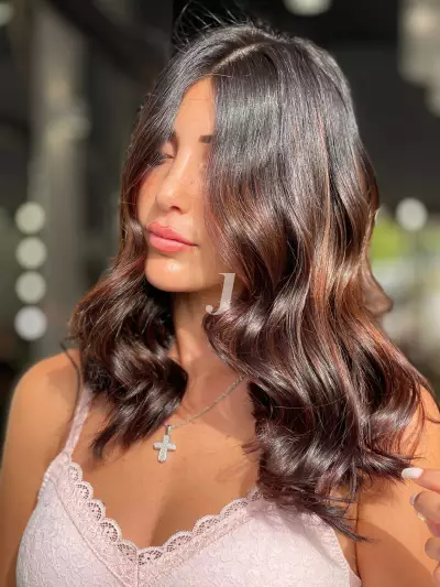 Foto di donna con capelli medi ramato scuro