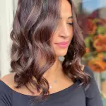 Foto di donna con capelli medi ramato scuro