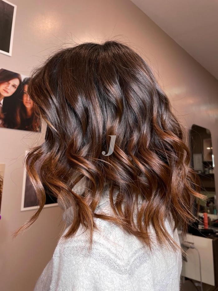 Foto di donna con capelli medi ramato scuro