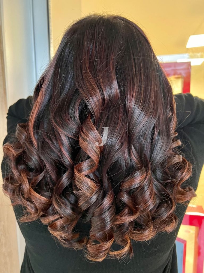 Foto di donna con capelli medi ramato scuro