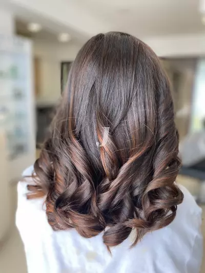 Foto di donna con capelli medi ramato scuro