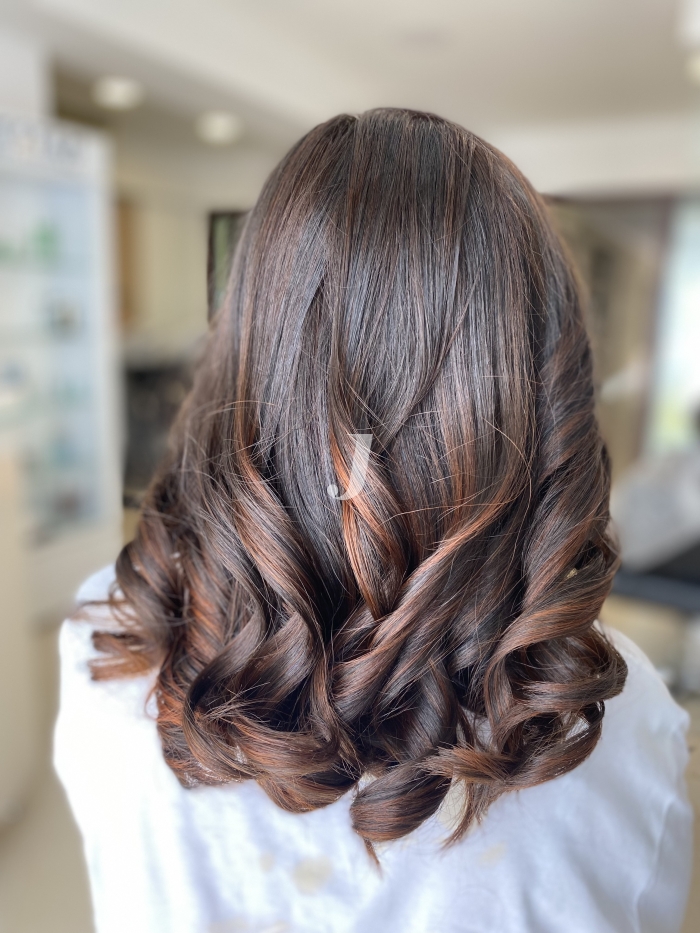 Foto di donna con capelli medi ramato scuro