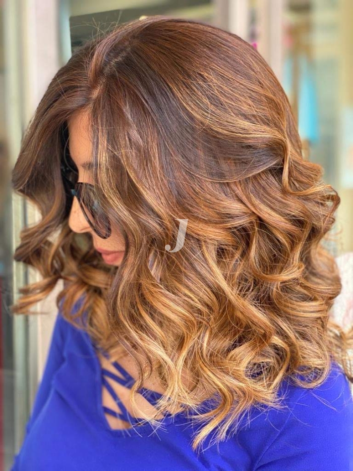 Foto di donna con capelli medi ramato scuro