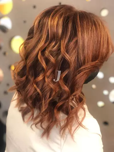 Foto di donna con capelli medi ramato scuro