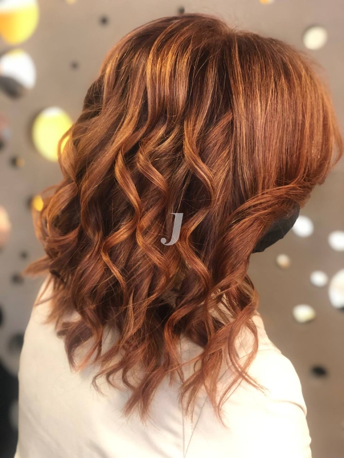 Foto di donna con capelli medi ramato scuro