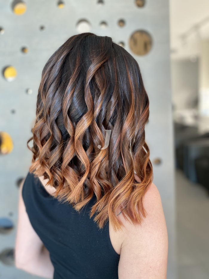 Foto di donna con capelli medi ramato scuro