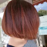 Foto di donna con capelli corti ramato scuro