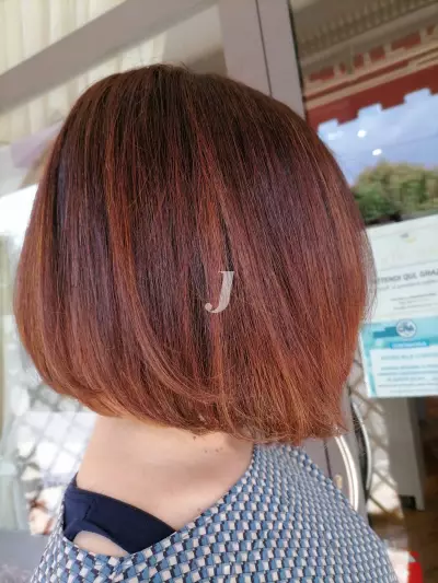 Foto di donna con capelli corti ramato scuro