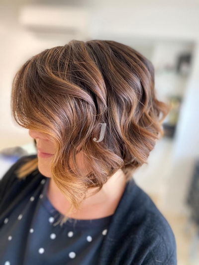 Foto di donna con capelli corti ramato scuro