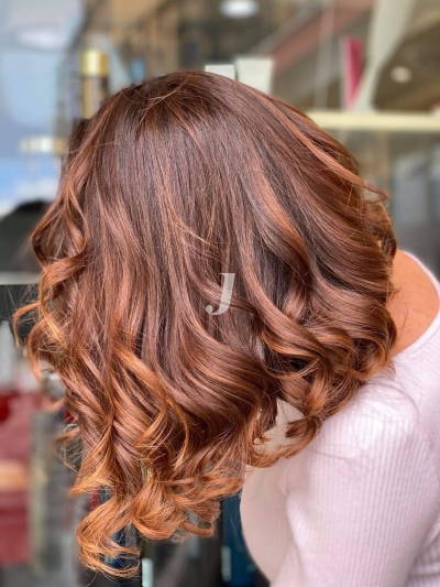 Foto di donna con capelli corti ramato scuro