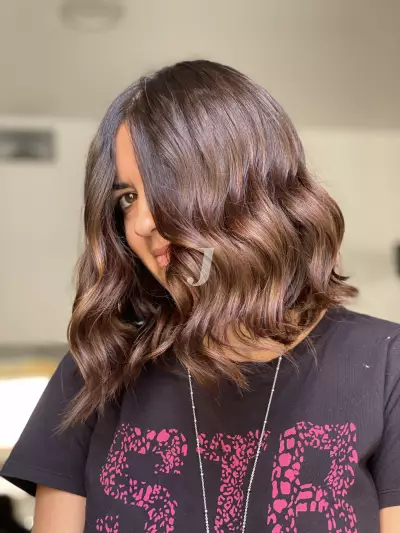 Foto di donna con capelli corti ramato scuro