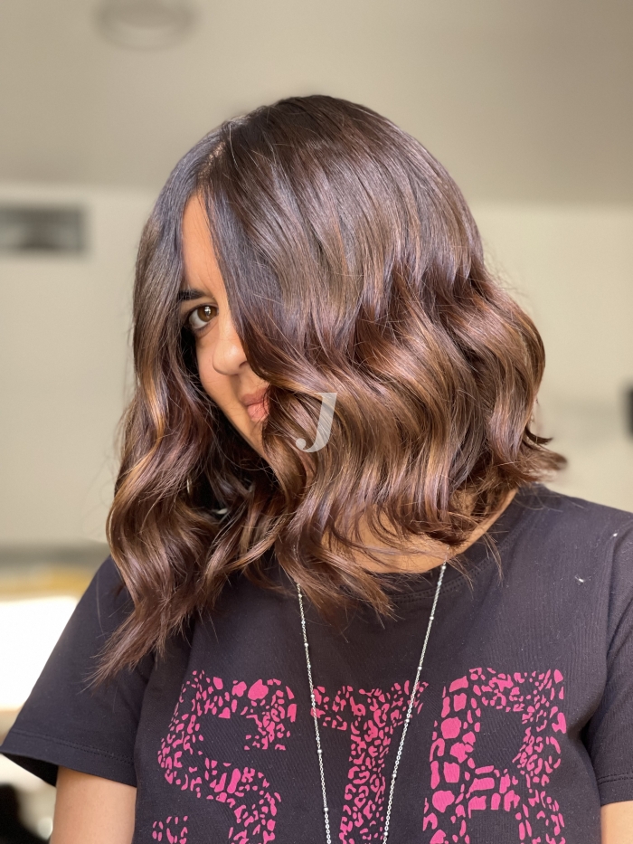 Foto di donna con capelli corti ramato scuro