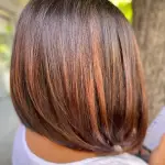 Foto di donna con capelli corti ramato scuro