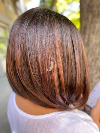 Foto di donna con capelli corti ramato scuro