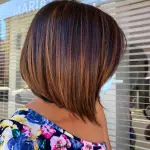 Foto di donna con capelli corti ramato scuro