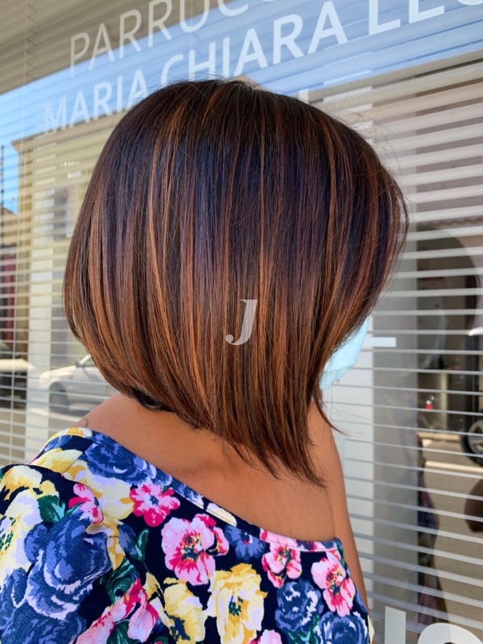 Foto di donna con capelli corti ramato scuro